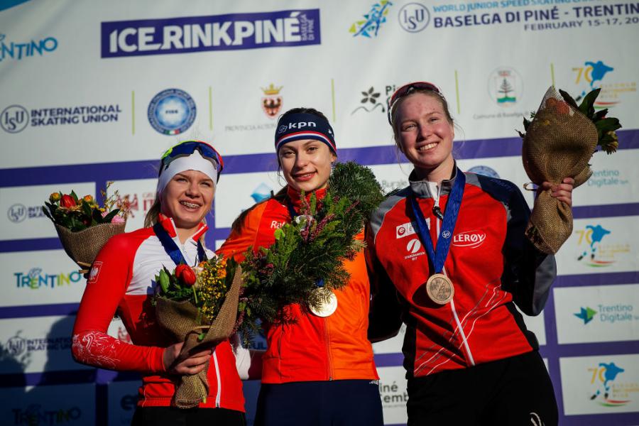 Karolina Bosiek (POL) Femke Kok (NED) Ragne Wiklund (NOR) WJSSC 2019©International Skating Union  1130116061