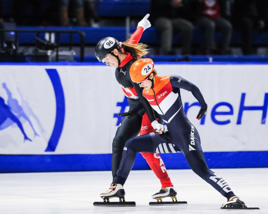 WC CAN Suzanne Schulting(NED) Courtney Lee Sarault(CAN)2018©International Skating Union(ISU) 1057021728